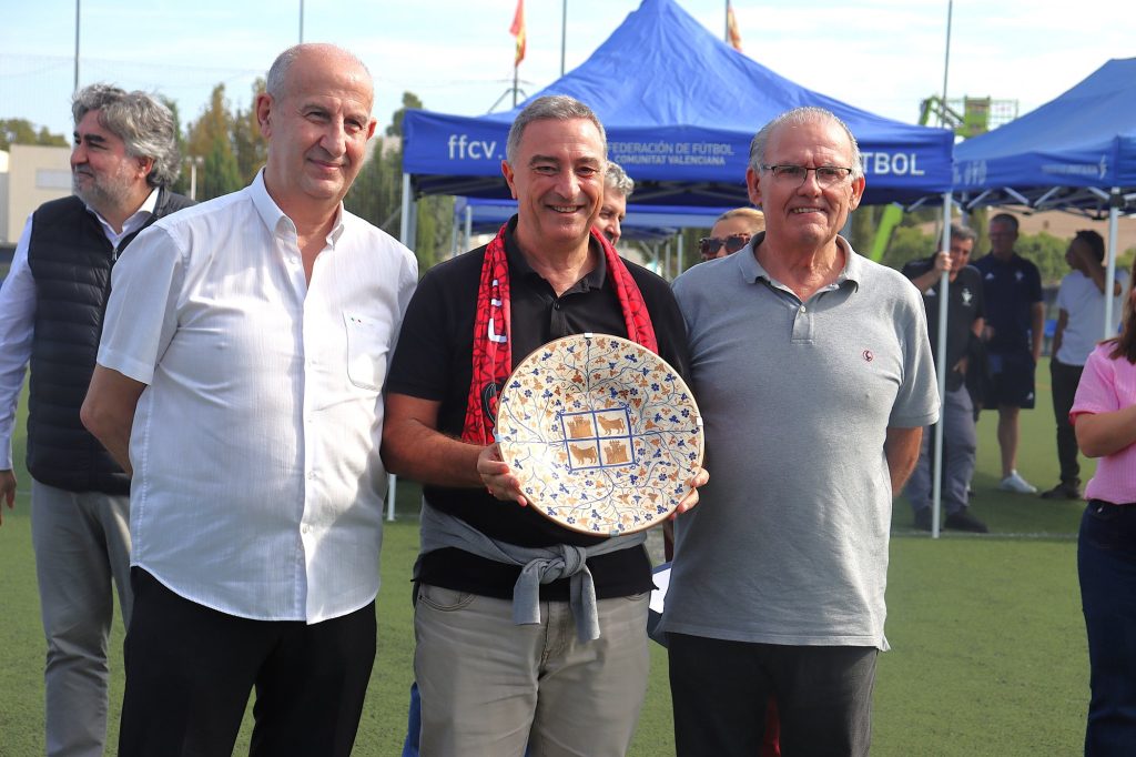 Salva Gomar, president de la FFCV, rep un plat de ceràmica de Manises durant el II Torneig Tornem!