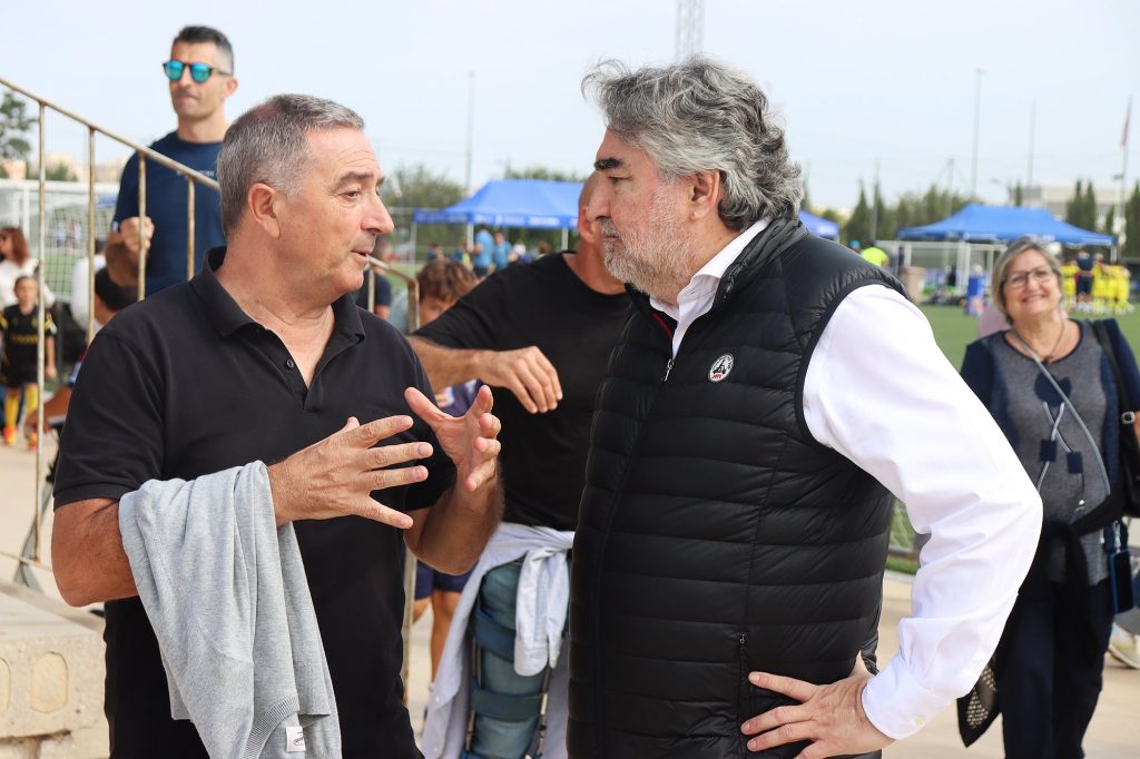 Salva Gomar conversa amb José Manuel Rodríguez Uribes, president del CSD, en el II Torneig Tornem! de Manises