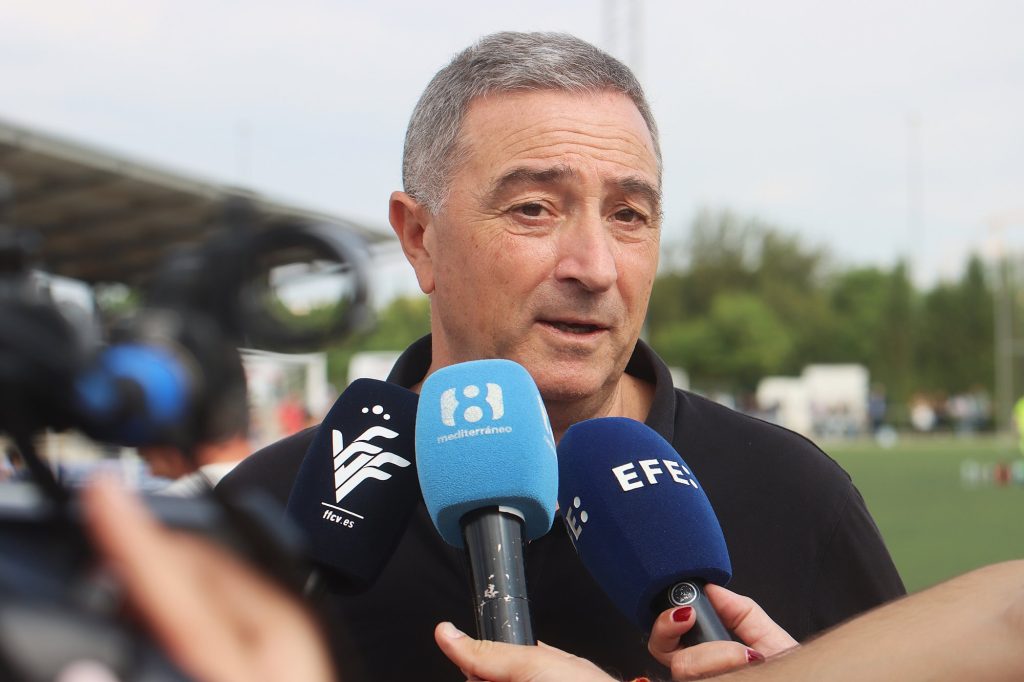 Salva Gomar, president de la FFCV, atén els mitjans en el II Torneig Tornem! de Manises