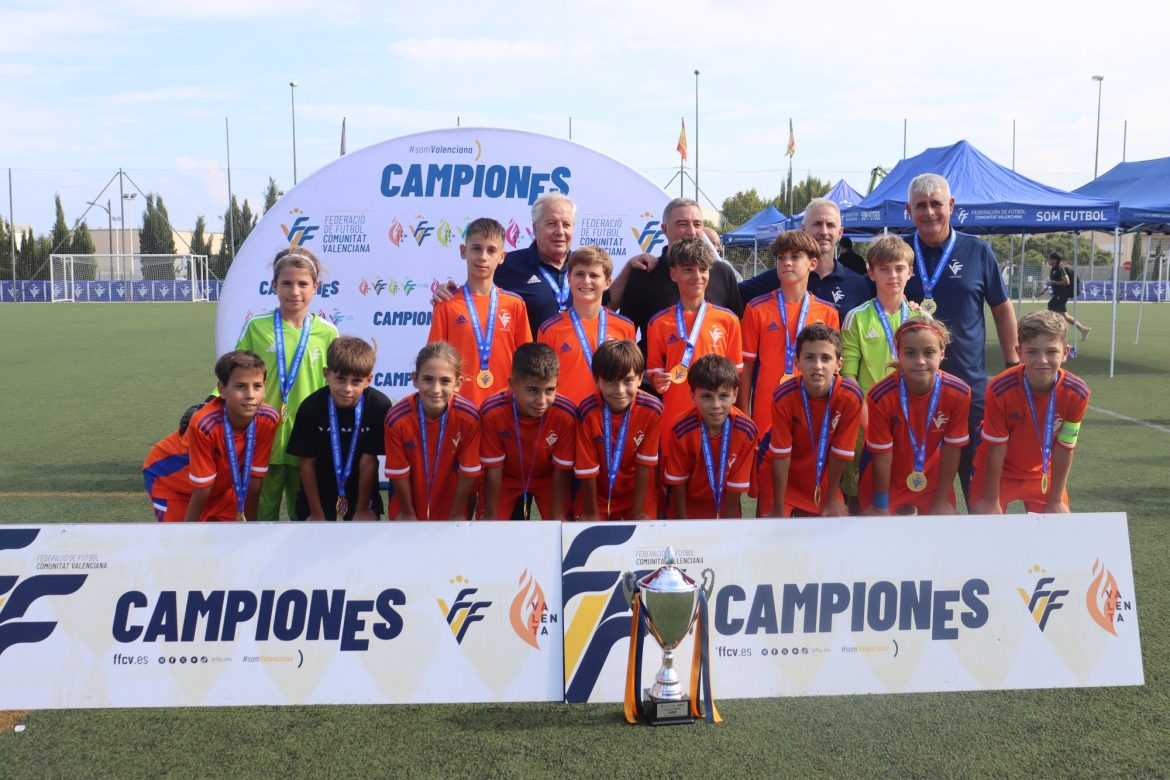 La Selecció Valenciana sub12 posa con el trofeo y las medallas de campeona del II Torneo Tornem! en Manises