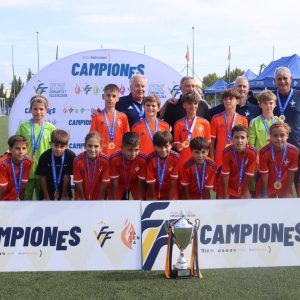 La Selecció Valenciana sub12 posa con el trofeo y las medallas de campeona del II Torneo Tornem! en Manises