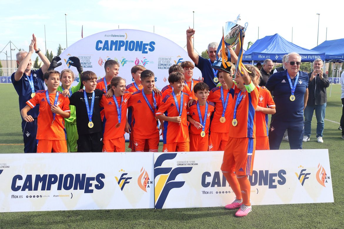 El capitán de la Selecció Valenciana sub12 levanta el trofeo de campeones del II Torneo Tornem! en Manises