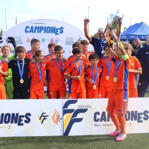 El capitán de la Selecció Valenciana sub12 levanta el trofeo de campeones del II Torneo Tornem! en Manises