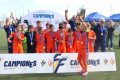El capitán de la Selecció Valenciana sub12 levanta el trofeo de campeones del II Torneo Tornem! en Manises