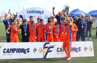 El capitán de la Selecció Valenciana sub12 levanta el trofeo de campeones del II Torneo Tornem! en Manises