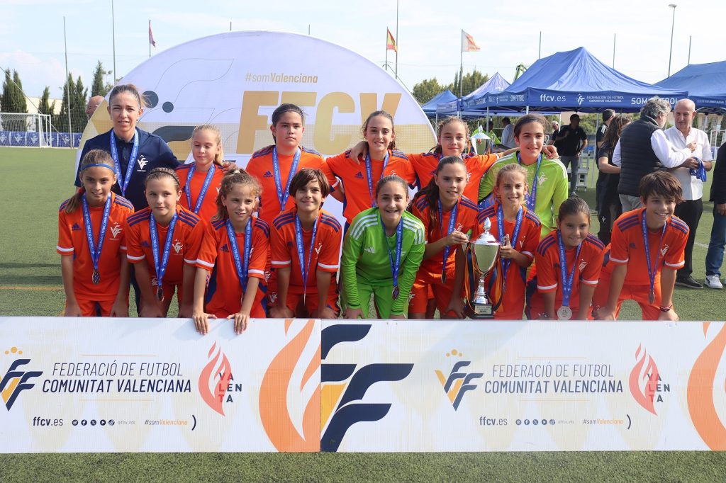 Les jugadores de la Selecció Valenciana sub12 posen amb el seu trofeu de subcampiones del II Torneig Tornem!