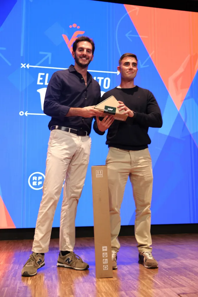 Pablo Silva, de VEO Technologies, lliura la càmera VEO a Rubén Furió, del CD Acero, en el Dia de l'Entrenador/a 2026 de la FFCV