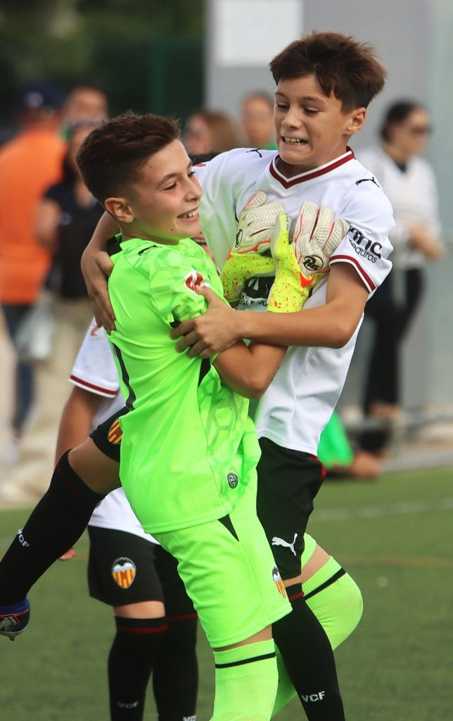 Jugadors alevins del Valencia CF celebren un gol en el II Torneig Tornem! de Manises