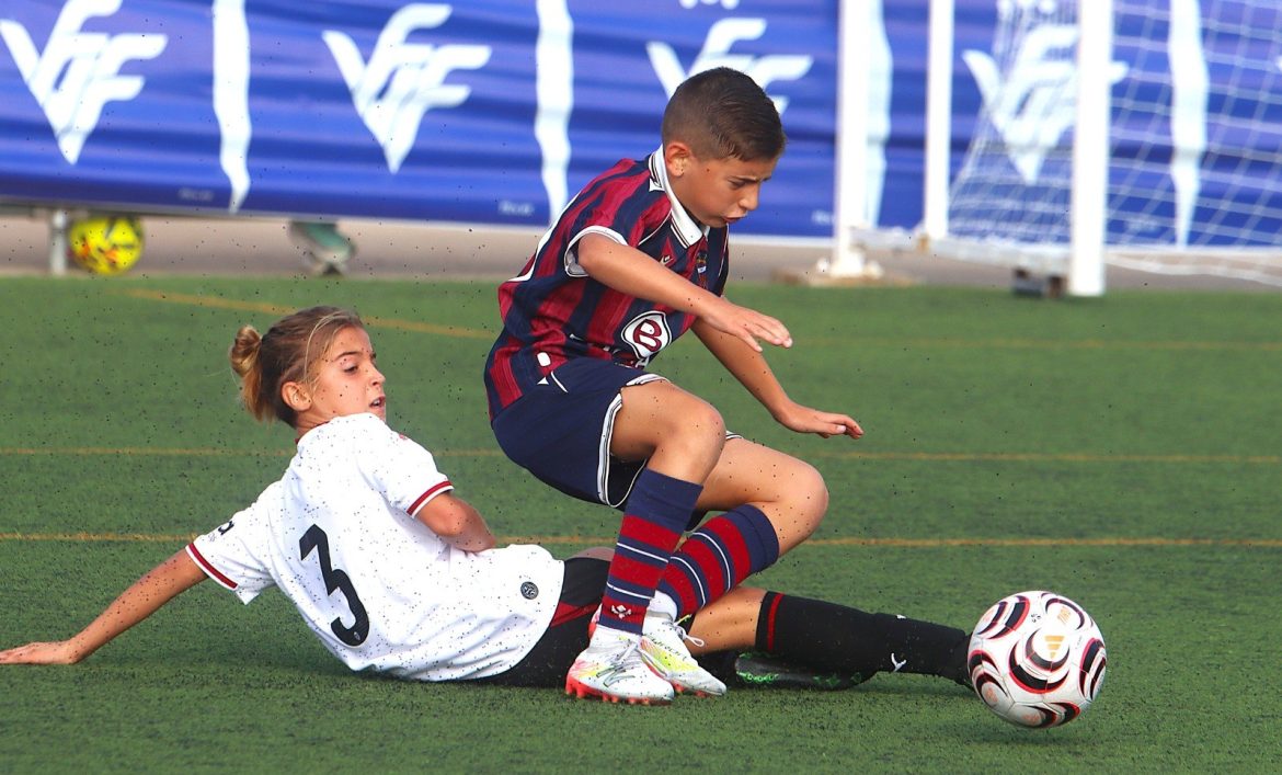 Un jugador del Levante UD y otro rival disputan el balón en el II Torneo Tornem! de Manises