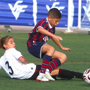Un jugador del Levante UD y otro rival disputan el balón en el II Torneo Tornem! de Manises