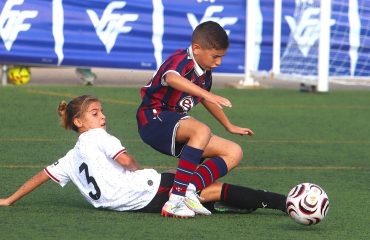 Un jugador del Levante UD y otro rival disputan el balón en el II Torneo Tornem! de Manises