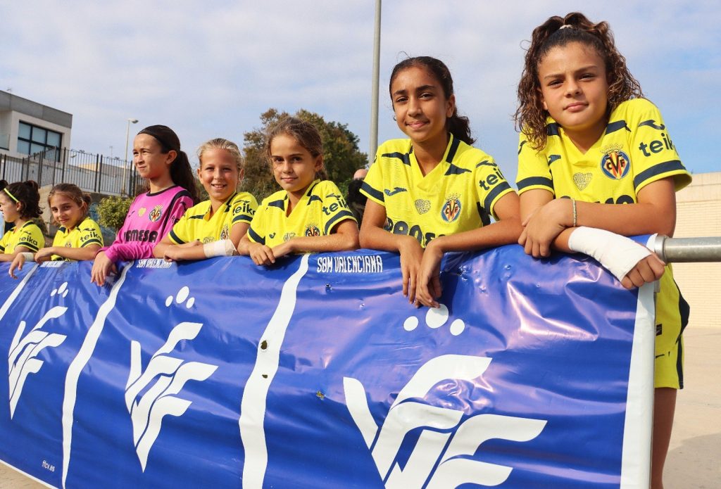 Jugadores alevines del Villarreal CF posen somrients en el II Torneig Tornem! de Manises