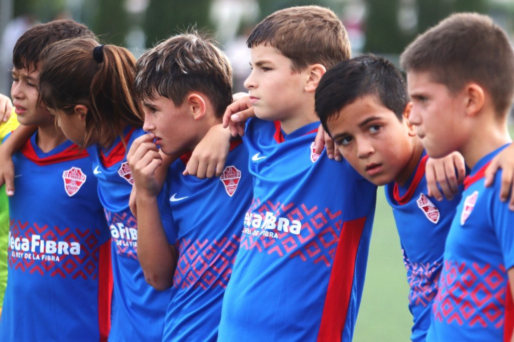 Jugadors alevins abraçats abans d'un partit del II Torneig Tornem! de Manises