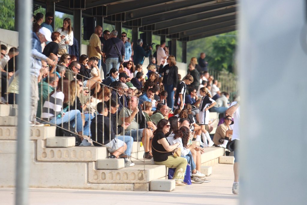 Famílies en la grada de la Ciutat de l'Oci i de l'Esport de Manises durant el II Torneig Tornem!