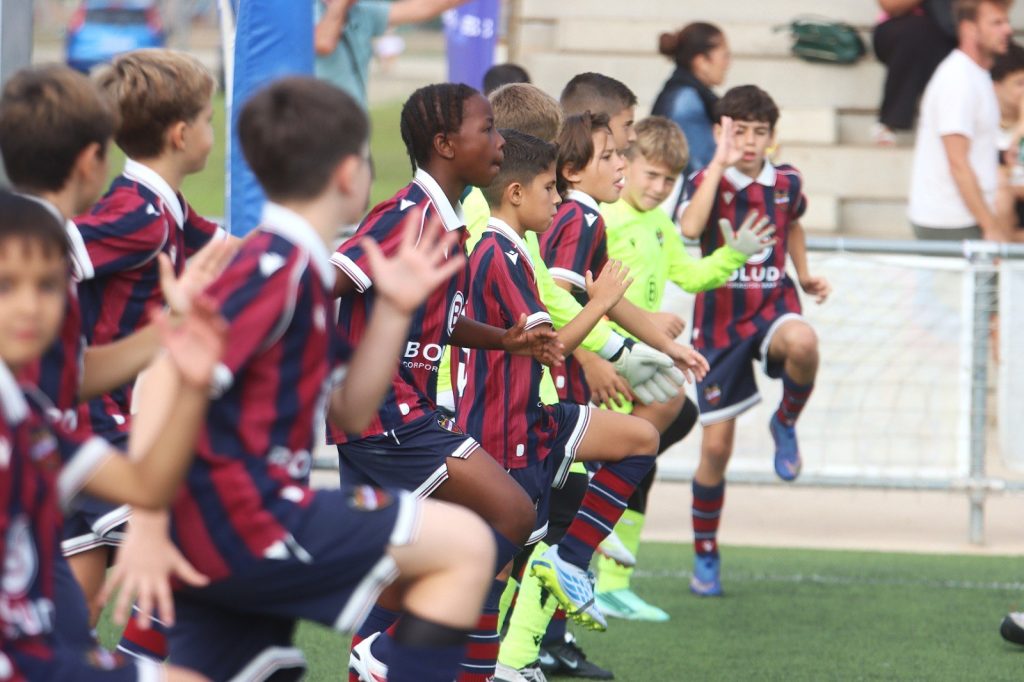 Jugadors alevins del Levante UD escalfen en la banda del II Torneig Tornem! de Manises