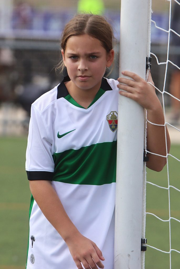 Una jugadora alevina de l'Elche CF al costat del pal en el II Torneig Tornem! de Manises