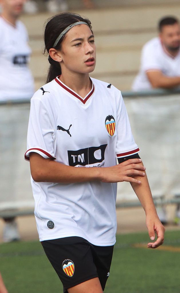 Una jugadora alevina del Valencia CF en el II Torneig Tornem! de Manises