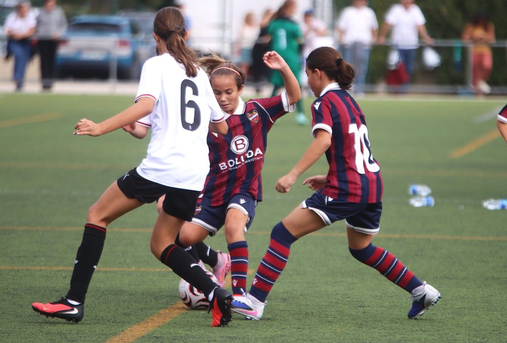 Jugadores alevines del Levante UD pressionen una rival en el II Torneig Tornem! de Manises