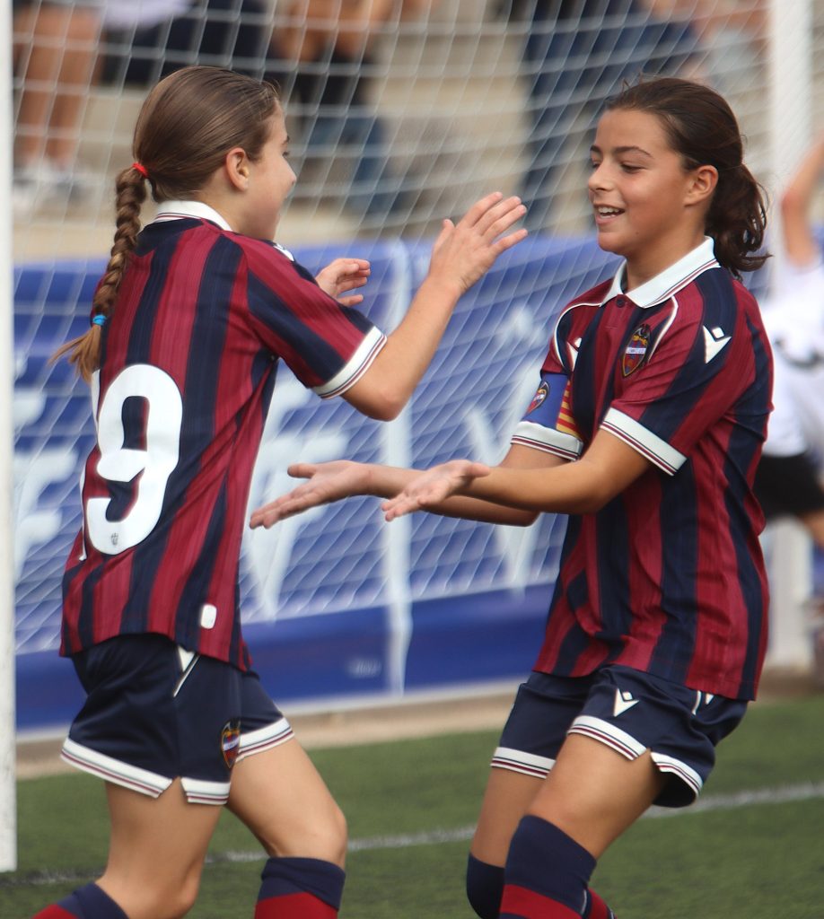 Jugadores del Levante UD xoquen les mans després d'un gol en el II Torneig Tornem! de Manises