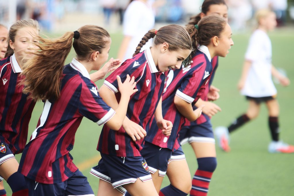 Les jugadores alevines del Levante UD corren cap al camp en el II Torneig Tornem! de Manises