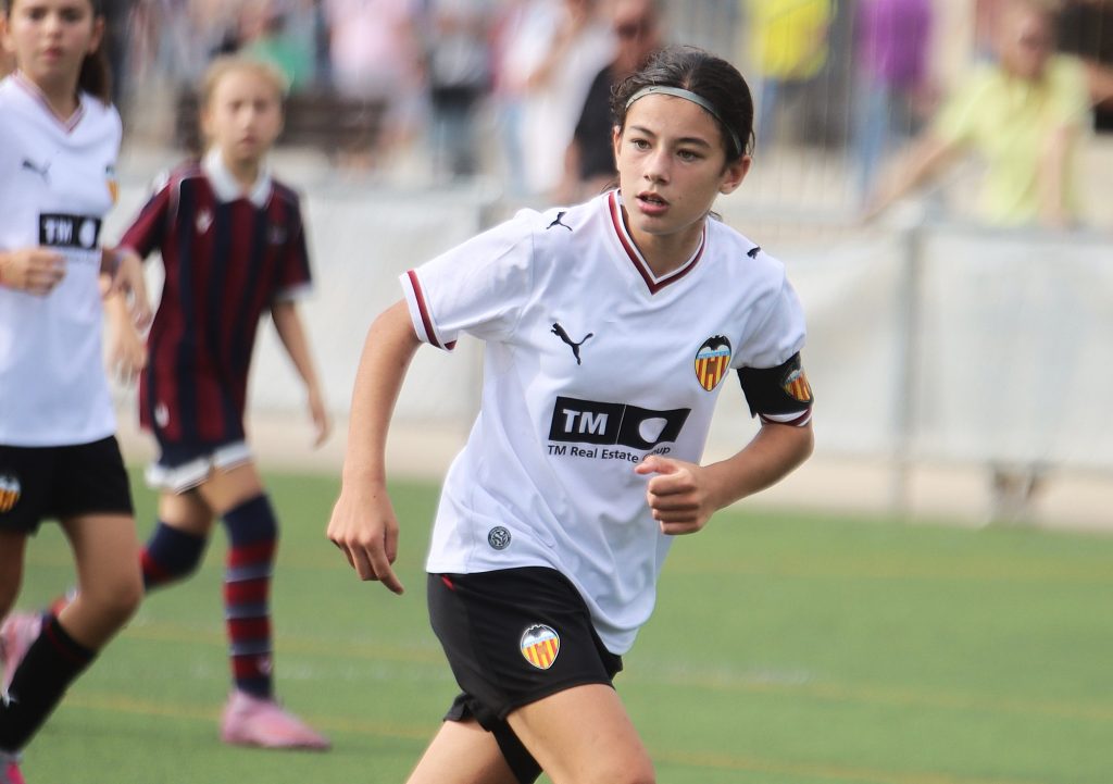 Una jugadora alevina del Valencia CF corre durant un partit del II Torneig Tornem! de Manises