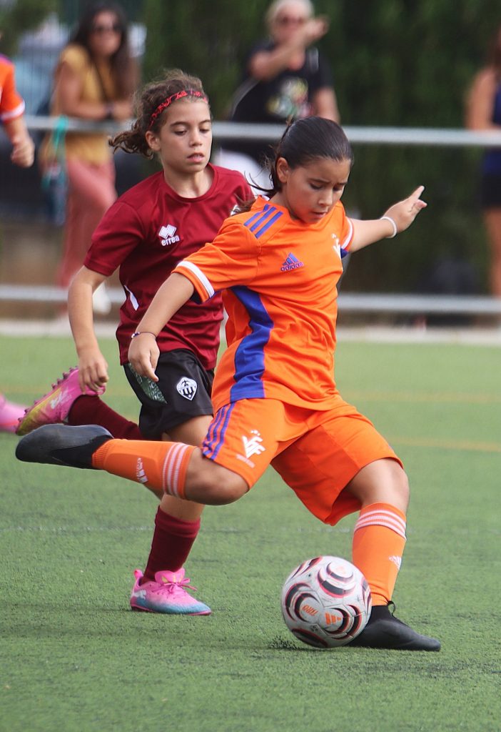 Una jugadora de la Selecció Valenciana sub12 colpeja el baló en el II Torneig Tornem! de Manises