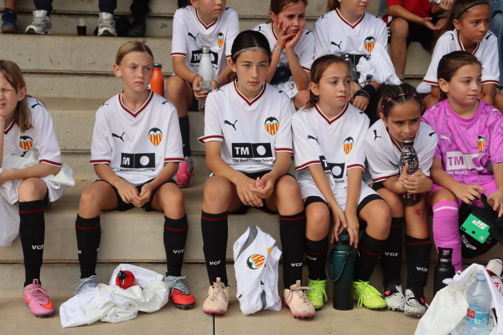 Jugadores alevines del Valencia CF esperen el seu partit en la grada del II Torneig Tornem! de Manises
