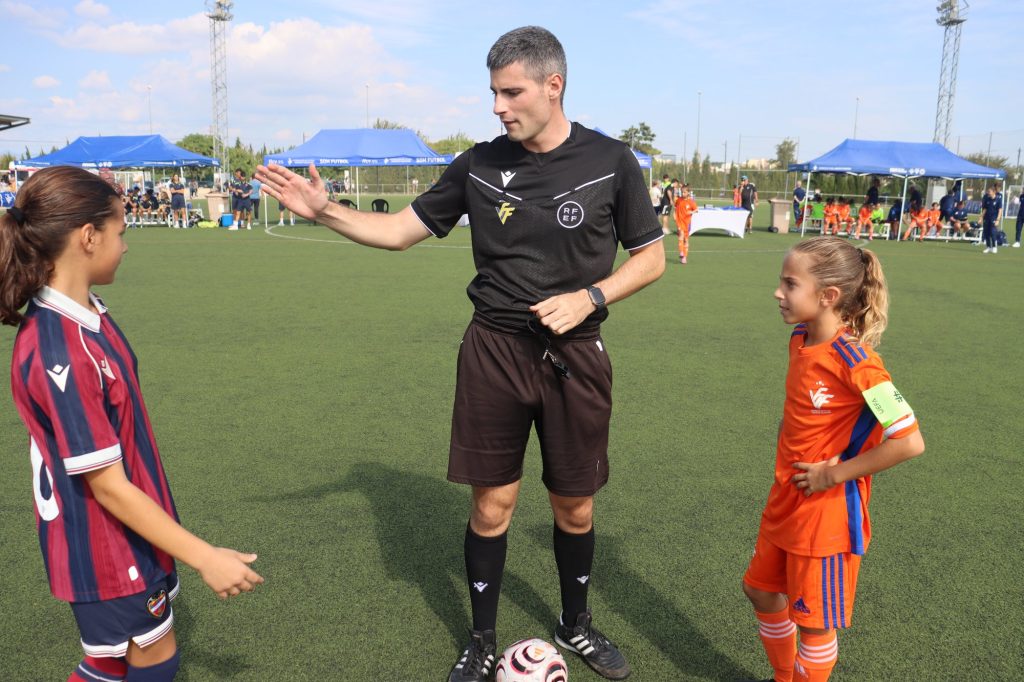 L'àrbitre fa el sorteig amb les capitanes del Levante UD i la Selecció Valenciana en el II Torneig Tornem!