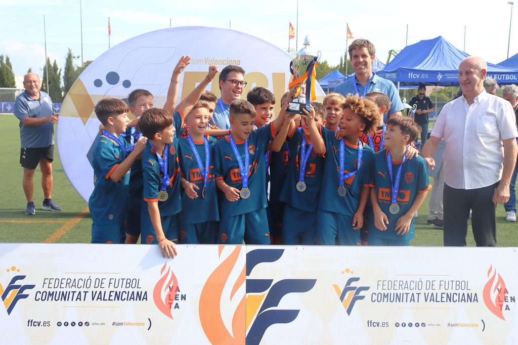 Els jugadors del Valencia CF celebren el subcampionat del II Torneig Tornem! a Manises