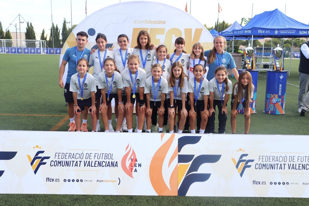 Les jugadores del Valencia CF posen amb les seues medalles del II Torneig Tornem! a Manises