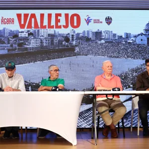 Coloquio Vallejo a través de sus protagonistas ante la imagen del antiguo estadio de Vallejo del Levante UD