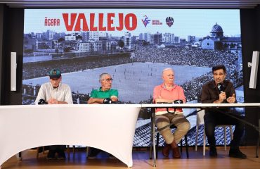 Coloquio Vallejo a través de sus protagonistas ante la imagen del antiguo estadio de Vallejo del Levante UD