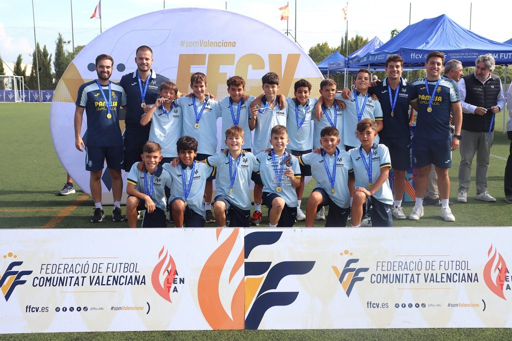 Els jugadors del Villarreal CF posen amb les seues medalles del II Torneig Tornem! a Manises