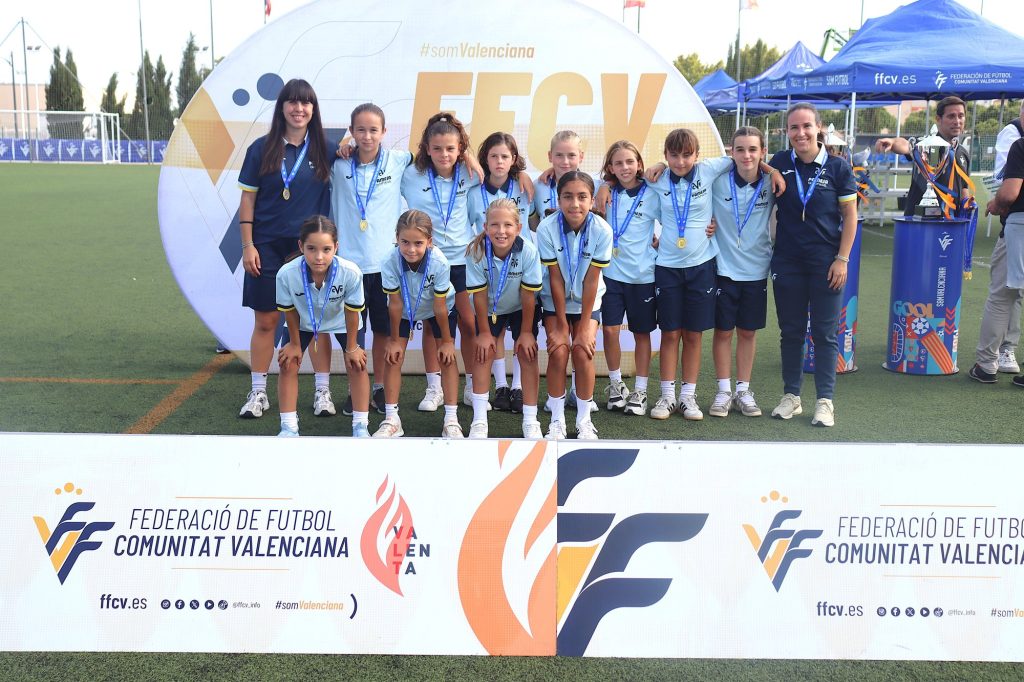 Les jugadores del Villarreal CF posen amb les seues medalles del II Torneig Tornem! a Manises