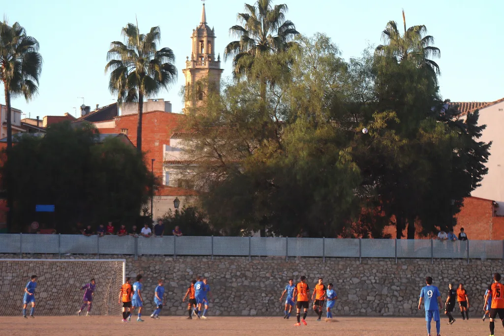 Vista del campo de tierra de Quatretonda durante el partido ante el CD Albaidense, con el pueblo y su iglesia al fondo