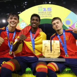 Yulian Mosquera, Ricar Pérez y Leo Rico posan con el trofeo y sus medallas de campeones del mundo sub15 con España en Bakú