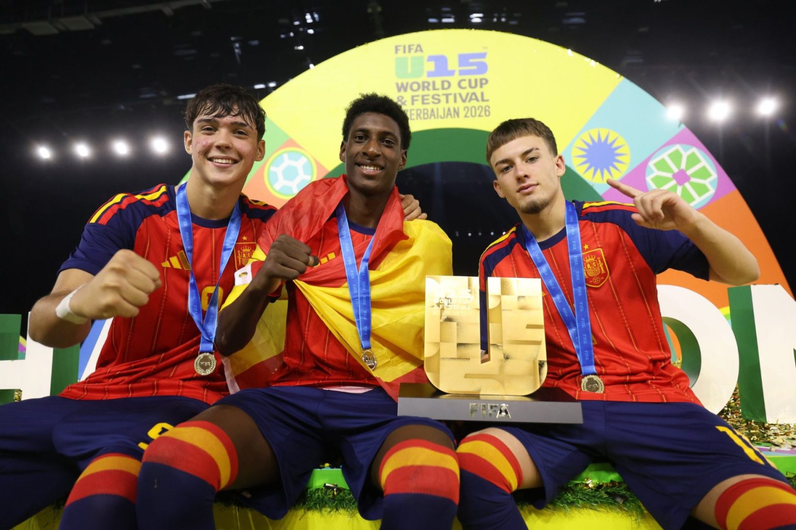 Yulian Mosquera, Ricar Pérez y Leo Rico posan con el trofeo y sus medallas de campeones del mundo sub15 con España en Bakú